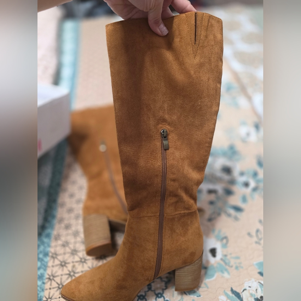 Camel Heeled Boots with Classic Design - Picture 5 of 8